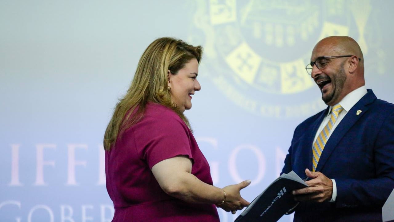 La gobernadora de Puerto Rico, Jenniffer González Colón, junto al superintendente de la Policía, Joseph González, luego de dar paso a la Ley de la Policía de Puerto Rico.