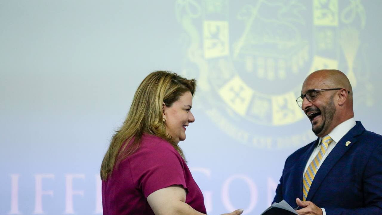 La gobernadora de Puerto Rico, Jenniffer González Colón, junto al superintendente de la Policía, Joseph González, luego de dar paso a la Ley de la Policía de Puerto Rico.