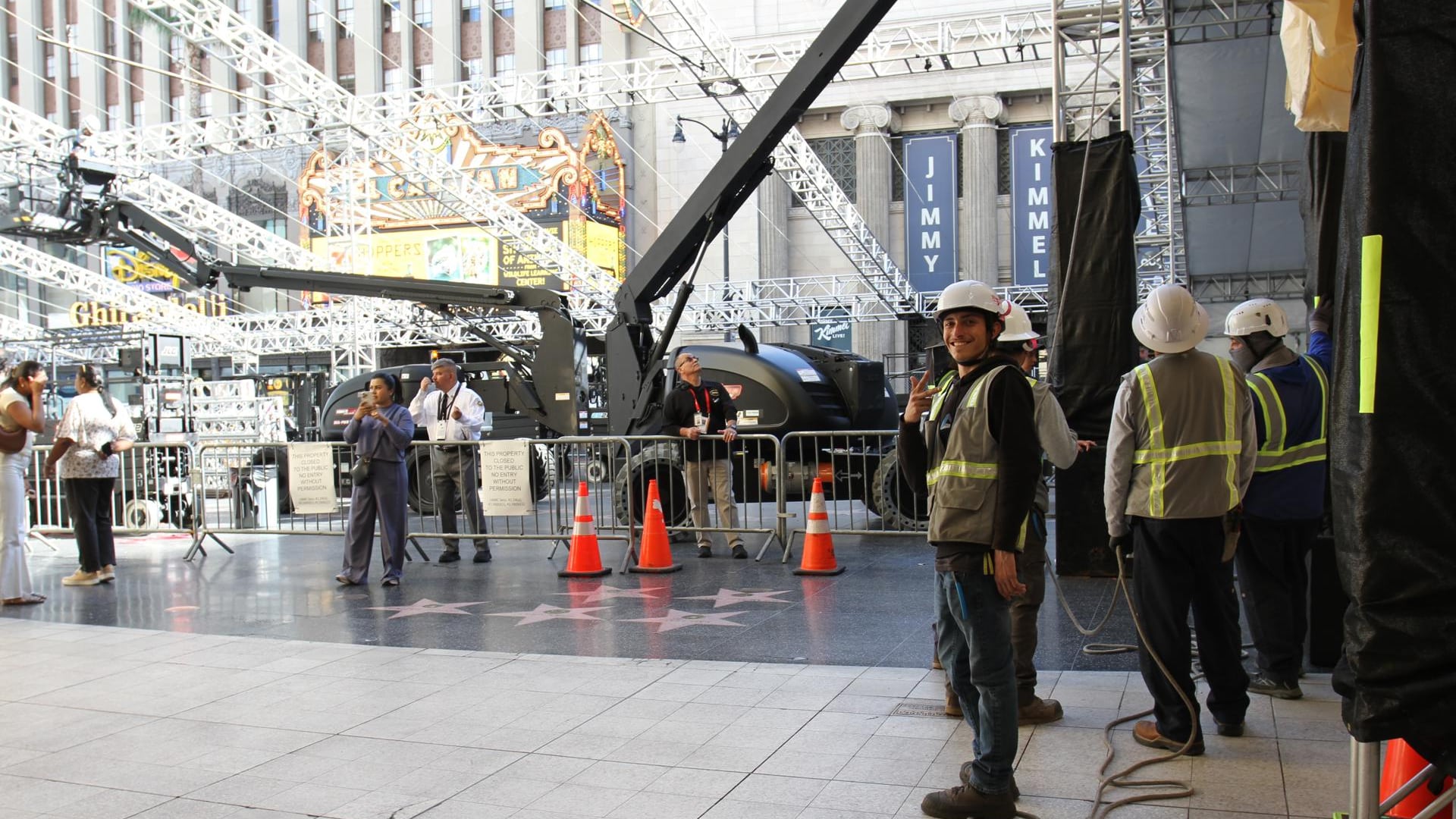 El bulevar de Hollywood se transforma para recibir a los Óscar y su millonaria producción