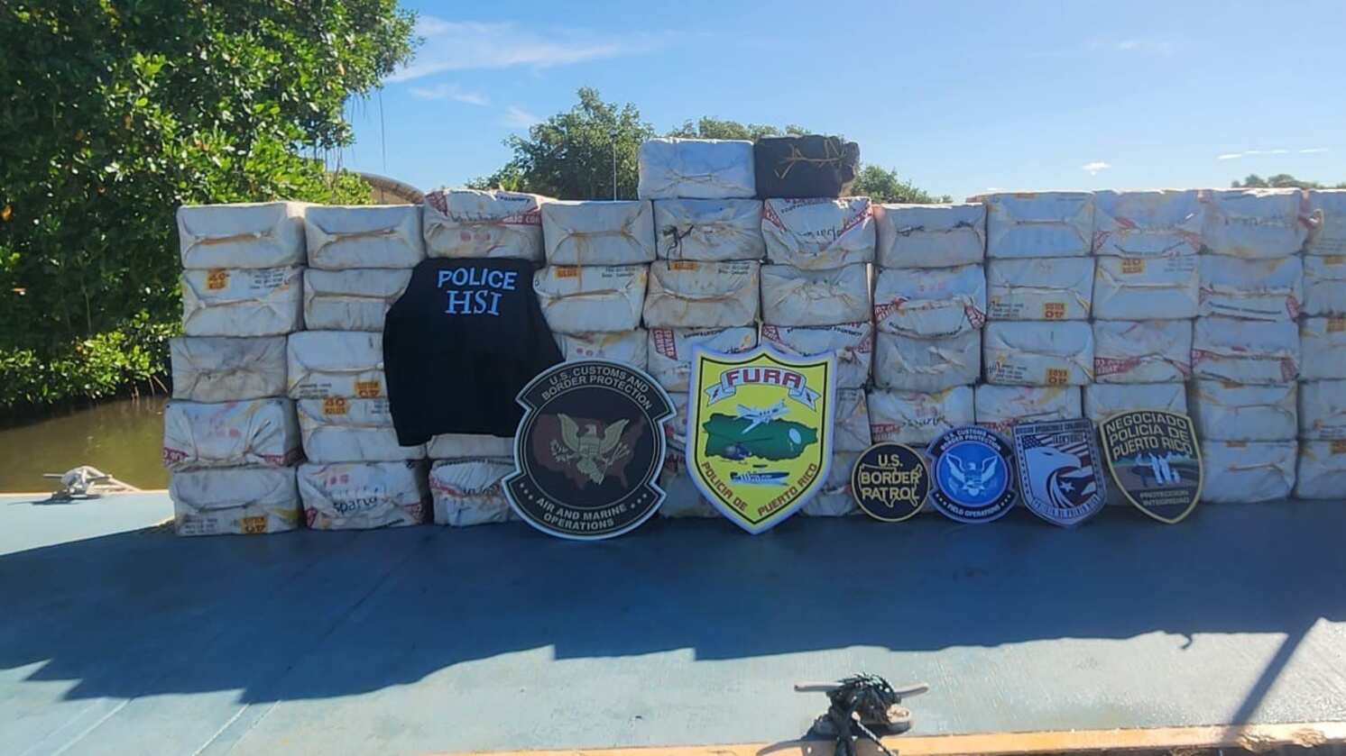 Las autoridades arrestaron a tres personas del extranjero que llevaban el cargamento en una yola.