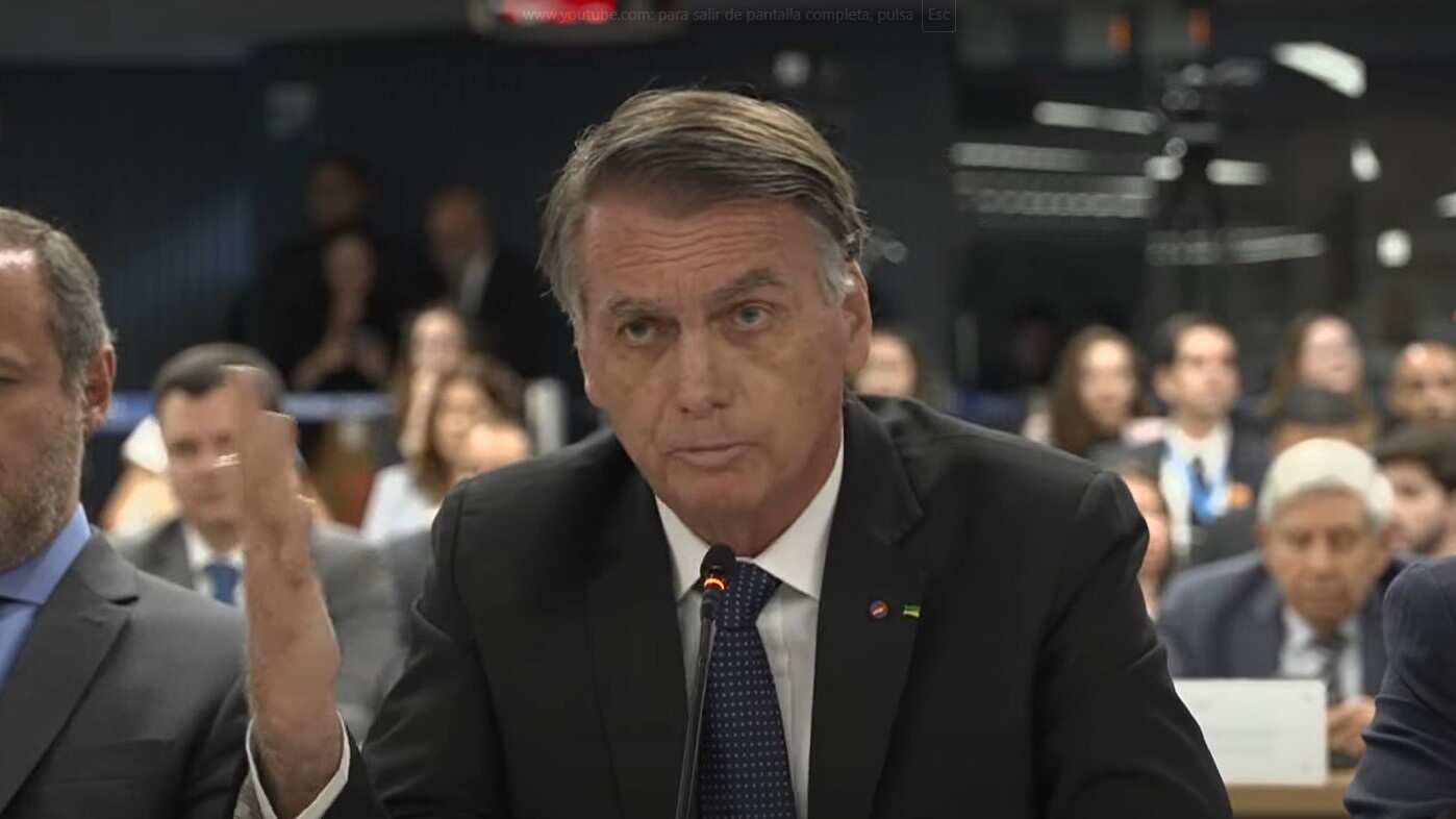 El expresidente Jair Bolsonaro enfrenta cargos por liderar un intento de golpe de Estado tras las elecciones de 2022 en Brasil.