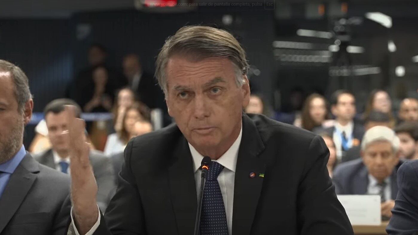 El expresidente Jair Bolsonaro enfrenta cargos por liderar un intento de golpe de Estado tras las elecciones de 2022 en Brasil.