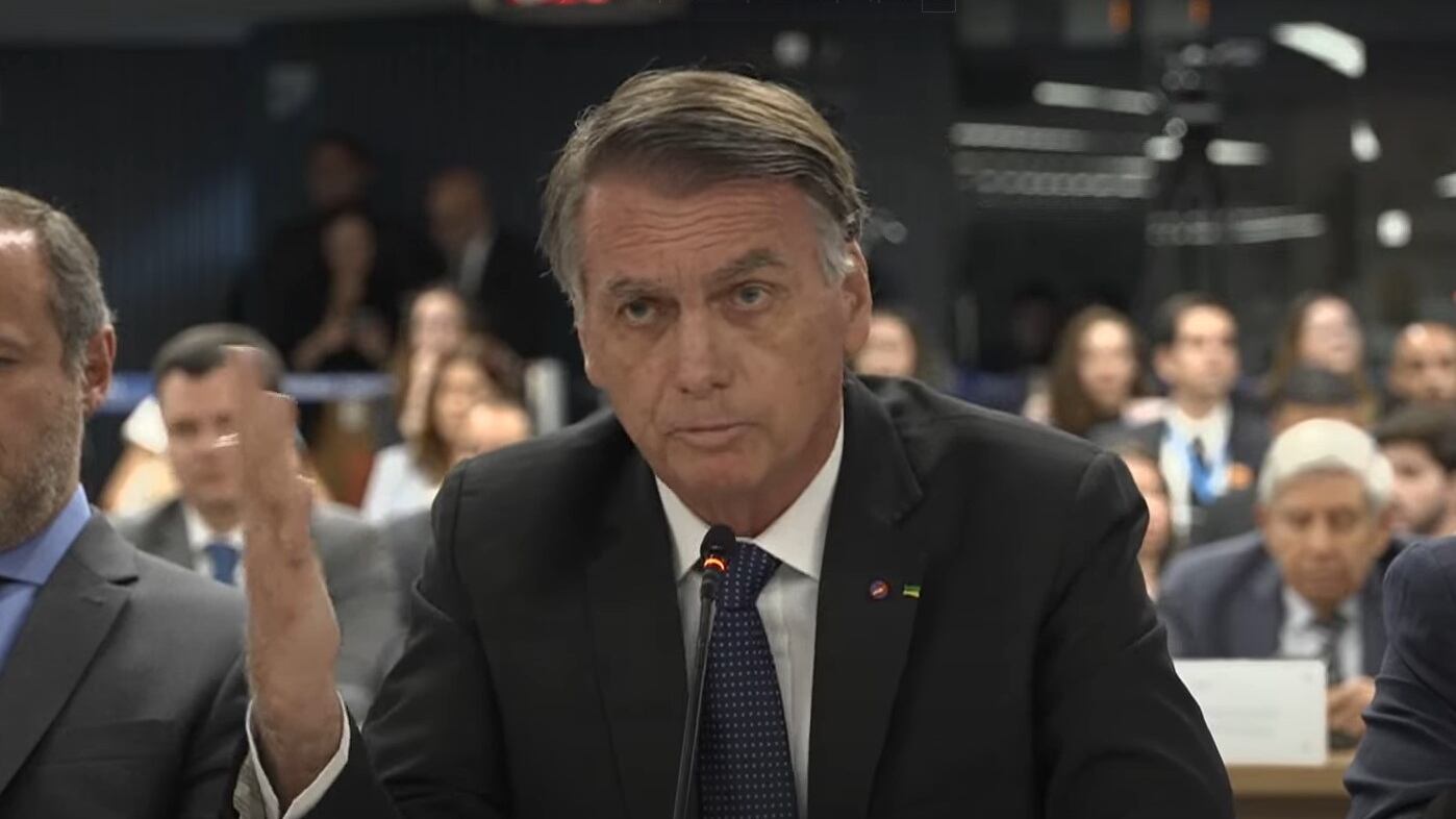 El expresidente Jair Bolsonaro enfrenta cargos por liderar un intento de golpe de Estado tras las elecciones de 2022 en Brasil.
