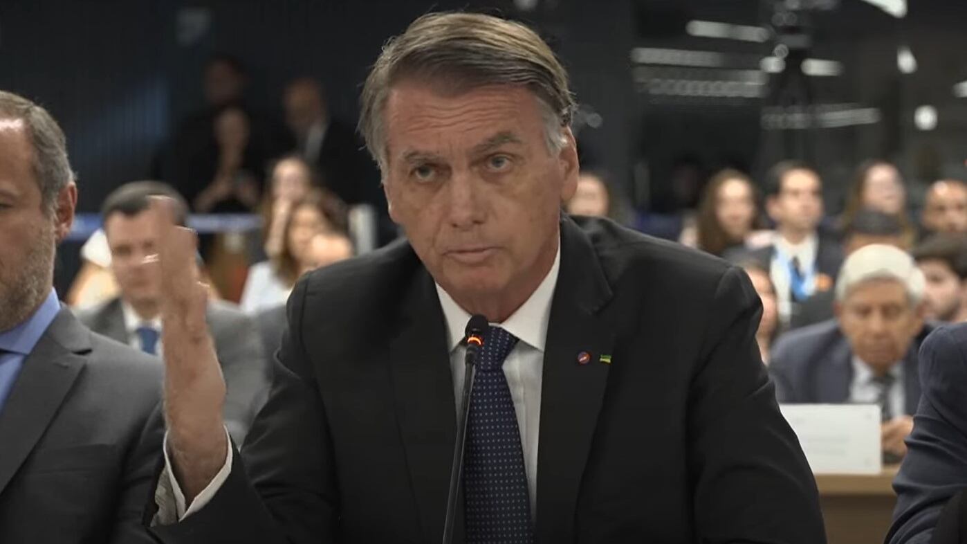 El expresidente Jair Bolsonaro enfrenta cargos por liderar un intento de golpe de Estado tras las elecciones de 2022 en Brasil.