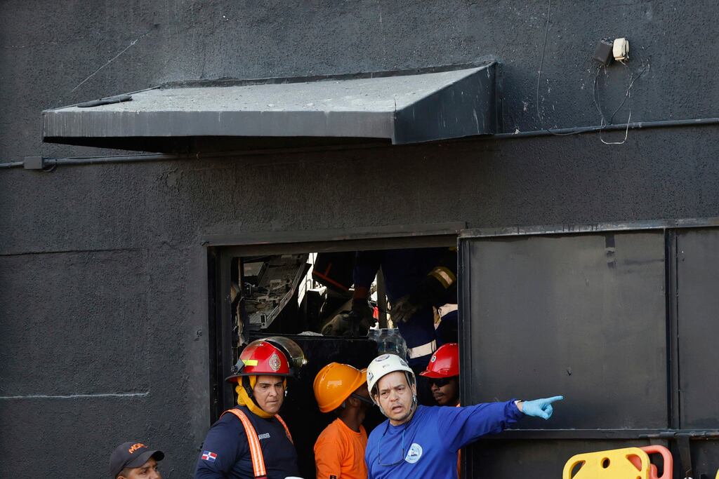 Rescatistas buscan sobrevivientes en la discoteca Jet Set tras el derrumbe del techo durante un concierto de merengue en Santo Domingo. (Foto AP/Eddy Vittini)
