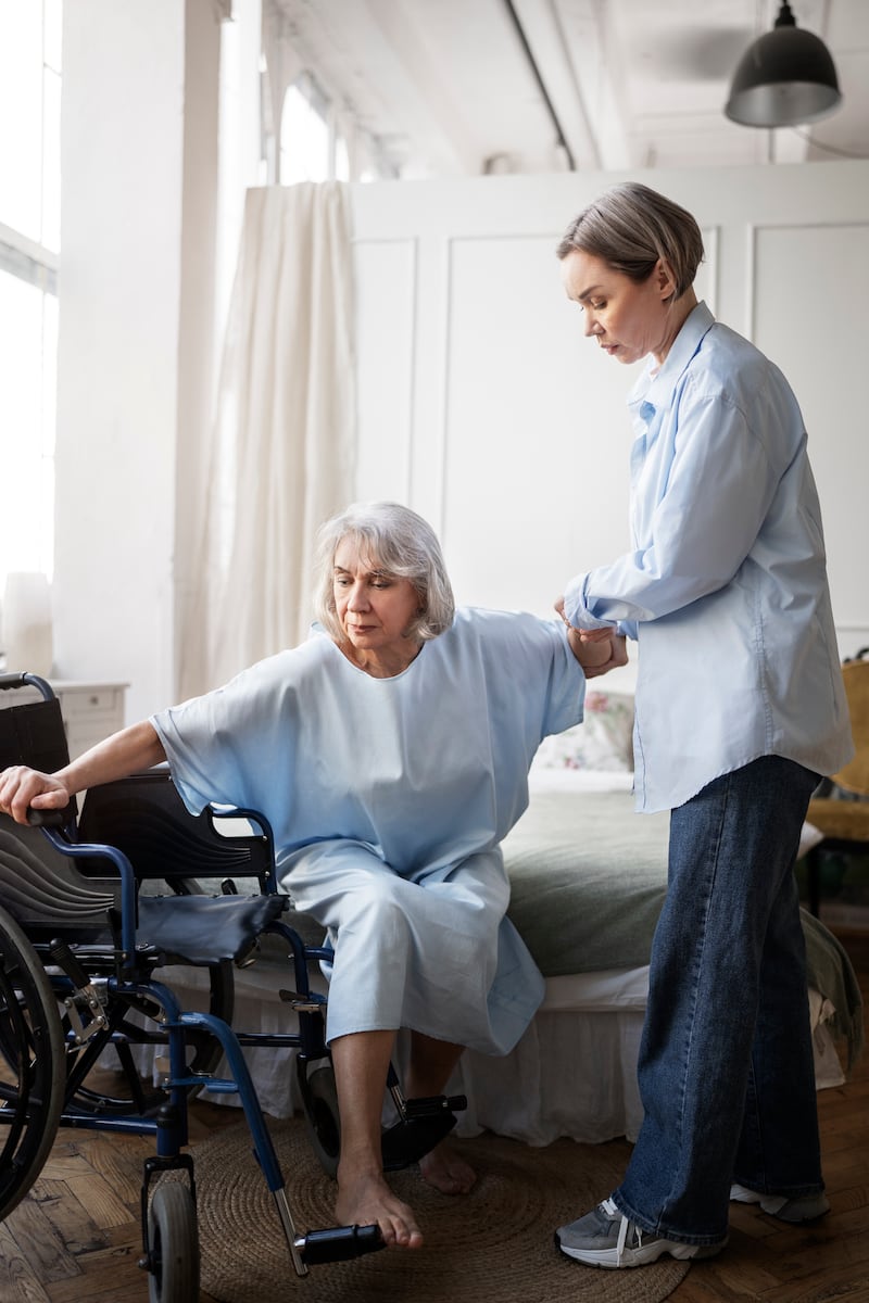 La importancia de los cuidados durante la vejez radica en garantizar su bienestar y calidad de vida, proporcionándoles apoyo emocional, social y físico. Foto: Freepik.