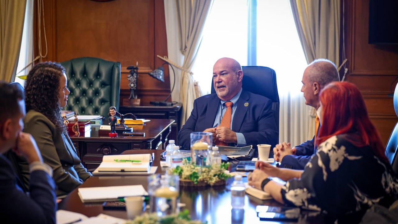 Presidente de la Cámara se reúne con nueva presidenta de LUMA