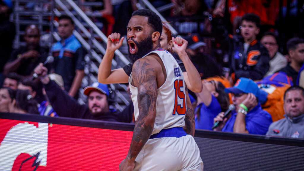 El armador de los Cangrejeros de Santurce, Walter Hodge, durante el partido ante los Criollos de Caguas.