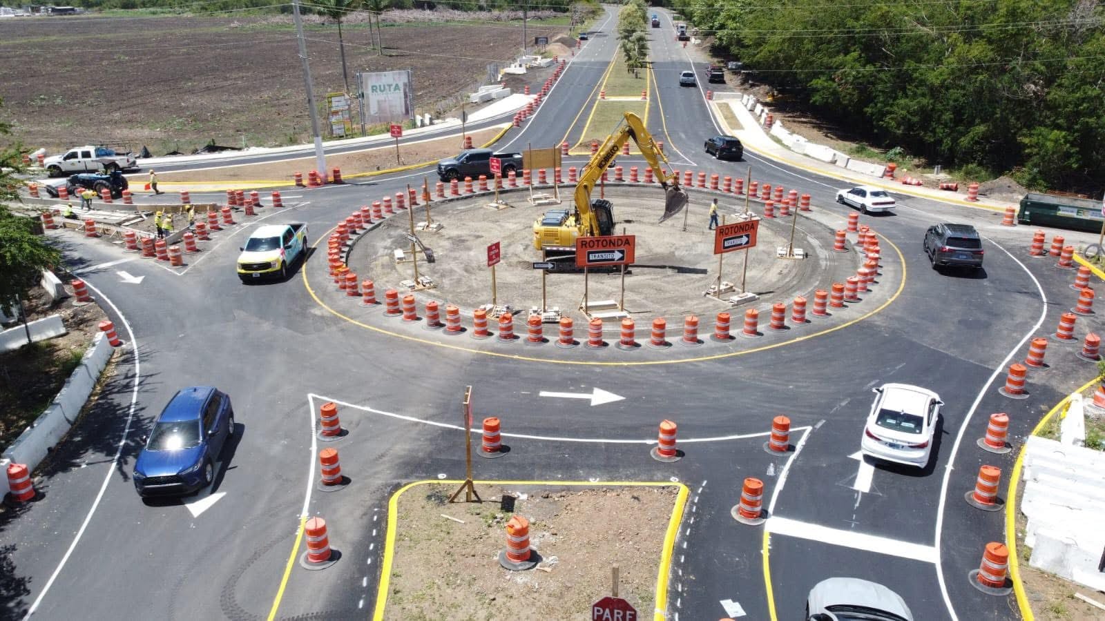 Vista de la rotonda en desarrollo en la PR-180 en Salinas, proyecto que contará con dos carriles al completarse.