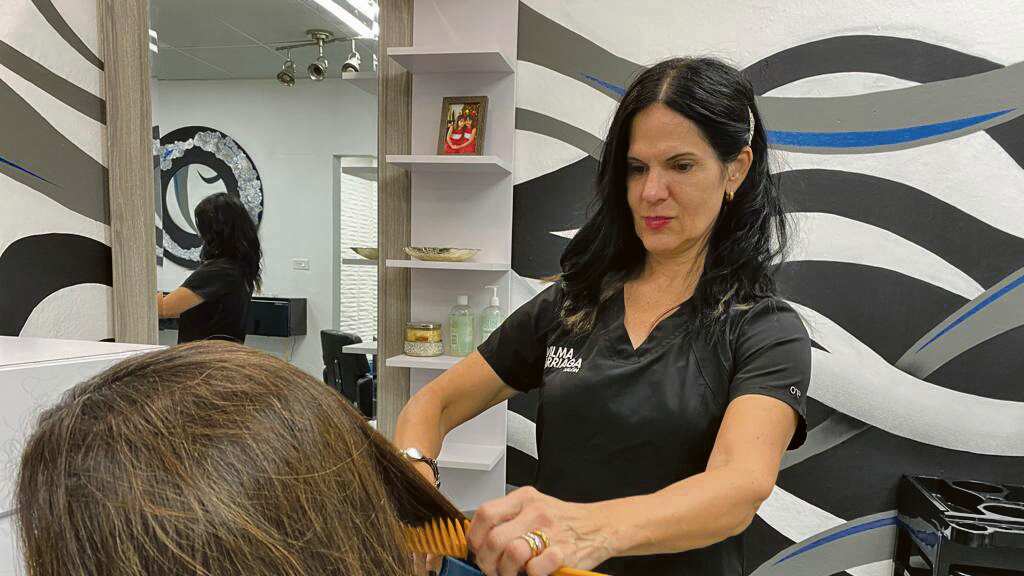 Vilma Arriaga tiene una filosofía única sobre el cabello de las personas, lo que la ha llevado a desarrollar técnicas propias.