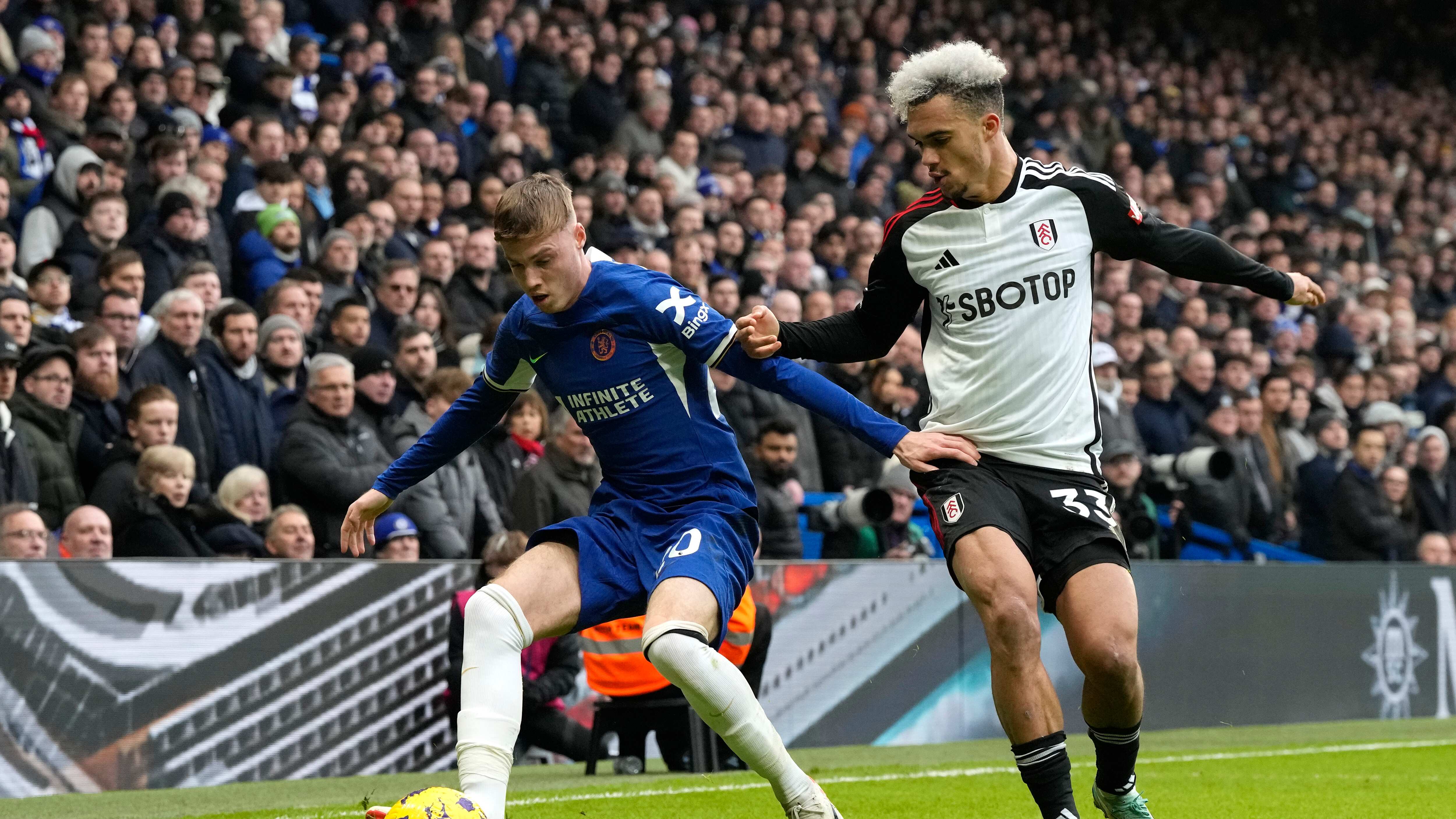 Cole Palmer del Chelsea con Antonee Robinson del Fulham
