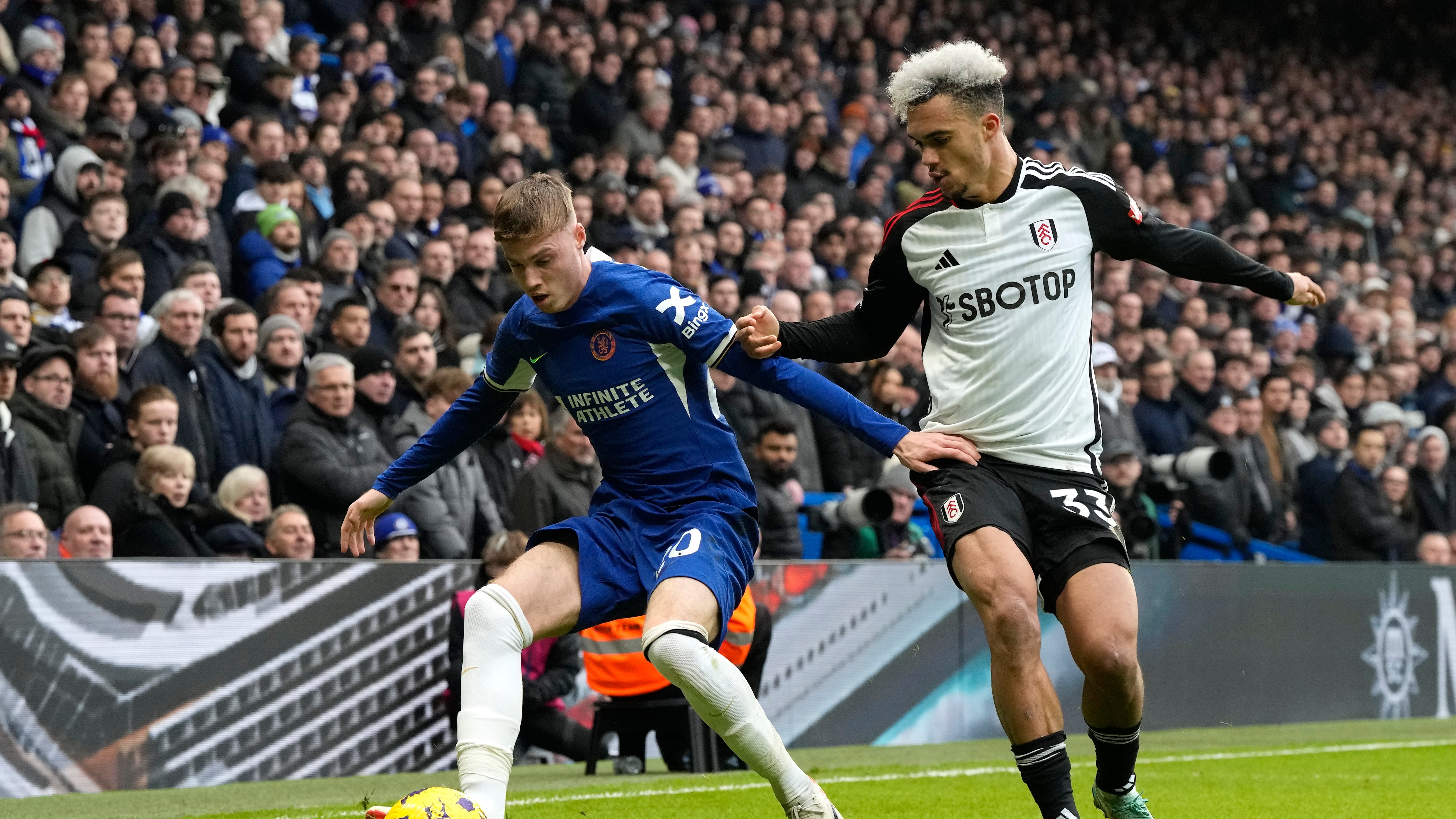 Cole Palmer del Chelsea con Antonee Robinson del Fulham