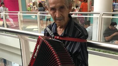 Don Emilio fue visto por muchos años en los pasillos de Plaza Las Américas tocando su acordeón.