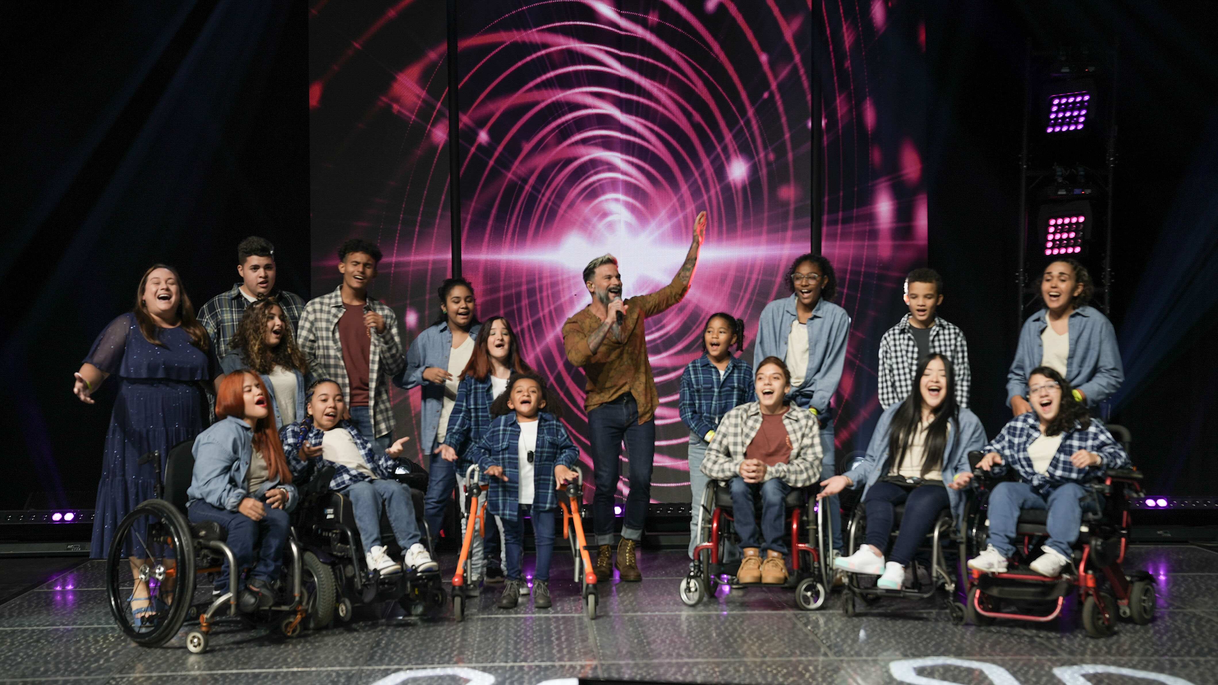 Pedro Capó junto al Coro de Ser de PR
