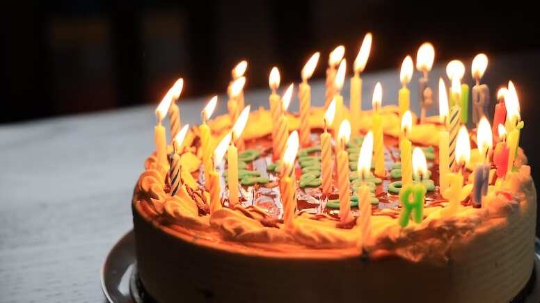 En algunos países es costumbre que el cumpleañero muerda el pastel