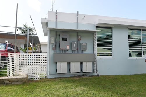 Vuelven a pedir a la Gobernadora la firma de medida que detiene el cargo de $300 a clientes solares