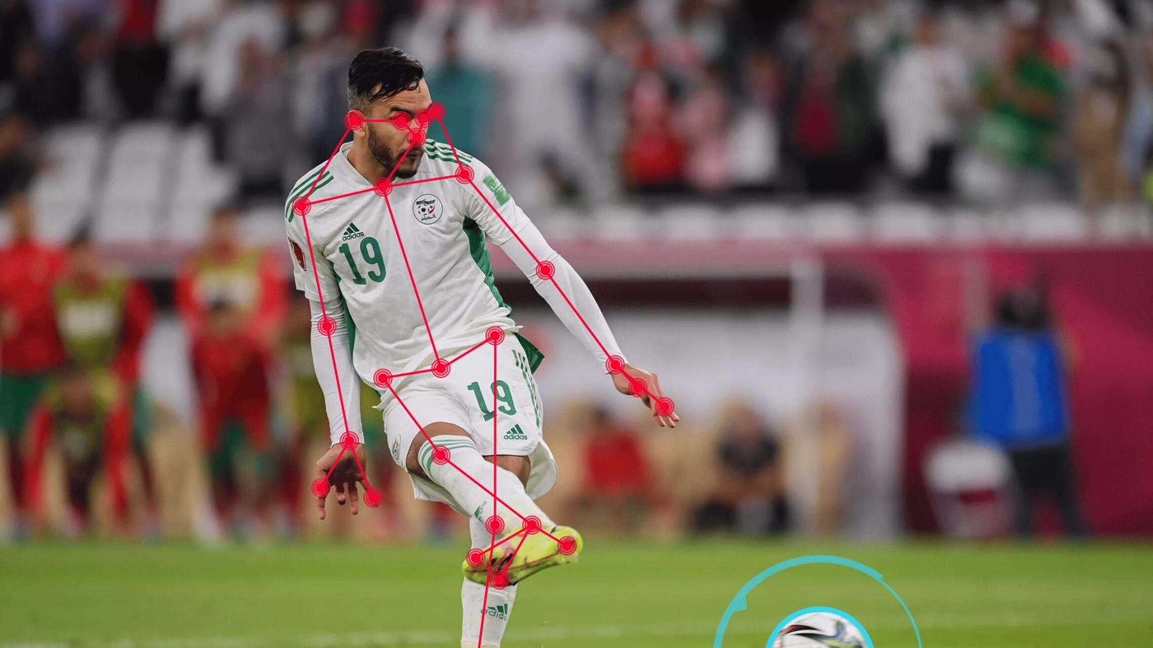 Un jugador patea una bola. Una colección de puntos y líneas rojas dibujan la silueta del futbolista, como si se le estuviese monitoreando con nuevas tecnologías.