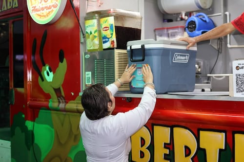 Procuradora de las Mujeres lleva campaña preventiva a comercios de Mayagüez