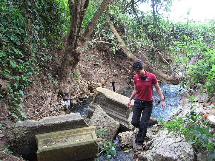 La investigadora especialista en la región del carso en una visita a la zona.