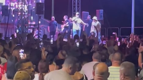El alcalde de Aguadilla cantando junto a VIco C.
