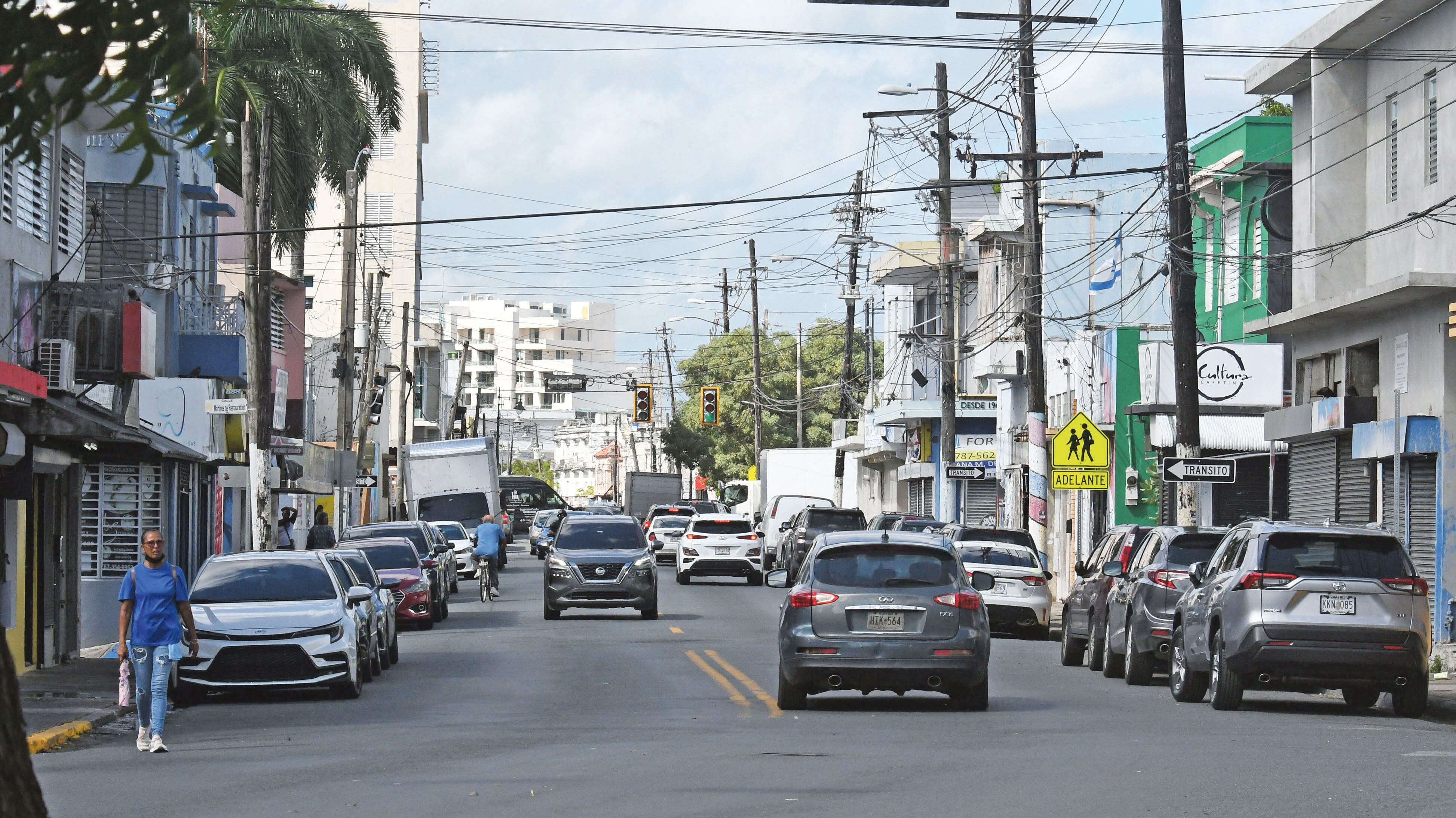 Calle en Puerto Rico, carros transitando, personas caminando