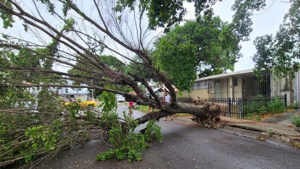 Intransitables varias carreteras del país previo al paso de Fiona