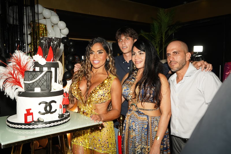 La empresaria celebró su cumpleaños en el Hotel Caribe Hilton en San Juan, junto a Natti Natasha y Raphy Pina.