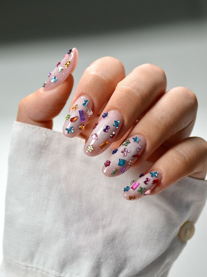 Las uñas ‘bedazzled’ son furor en los salones