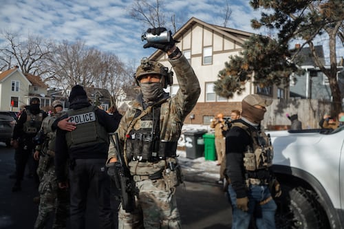 Suspenden juego de NBA tras la muerte de un hombre en un enfrentamiento con agentes federales en Minneapolis