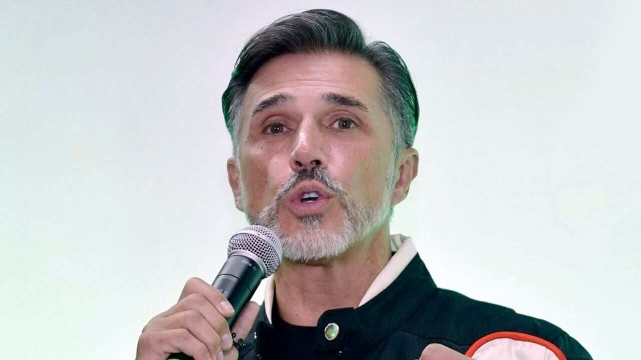 El actor defendió a su hijo tras ser señalado por desnudarse en 'La Granja VIP'.