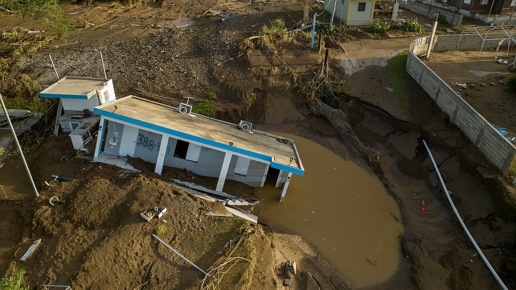 Una casa se hunde tras un derrumbe por inundaciones.