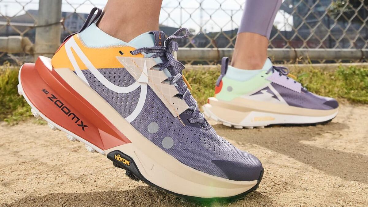 Modelo posando las Nike Zegama 2