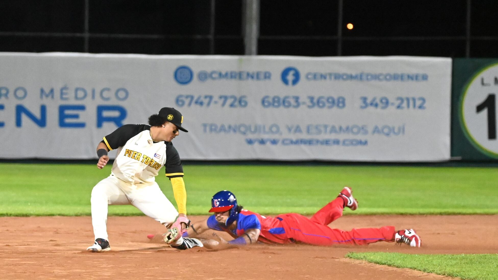 Brian Piñero realiza una jugada en la intermedia.