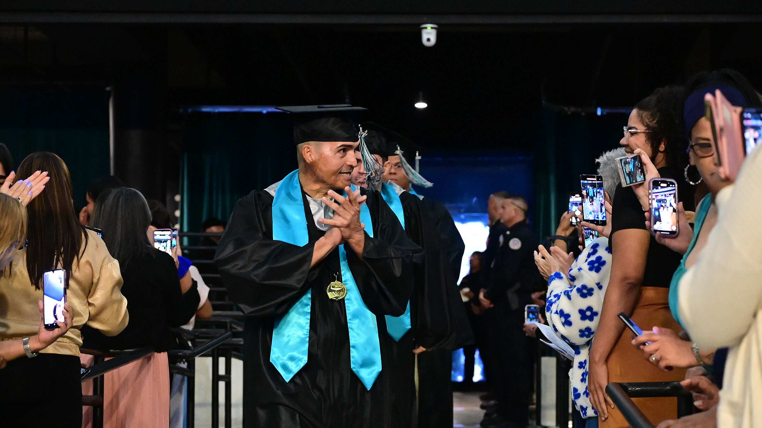 El sistema correccional gradúa a más de 300 confinados a 12vo grado