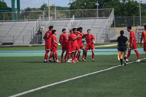 Dos grandes equipos se enfrentan en el fútbol: Tarzanes y Gallitos