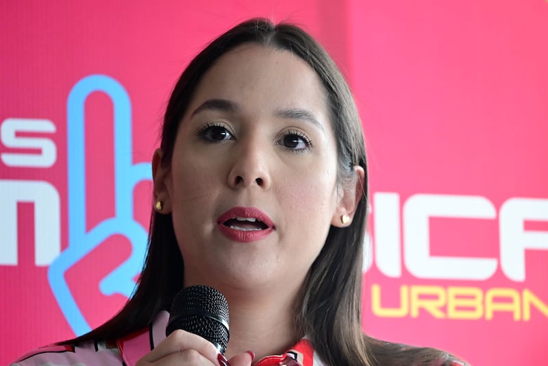 Willianette Robles, Direct. Ej. Compania de Turismo. Conferencia de Prensa de Premios Tu Música Urbana