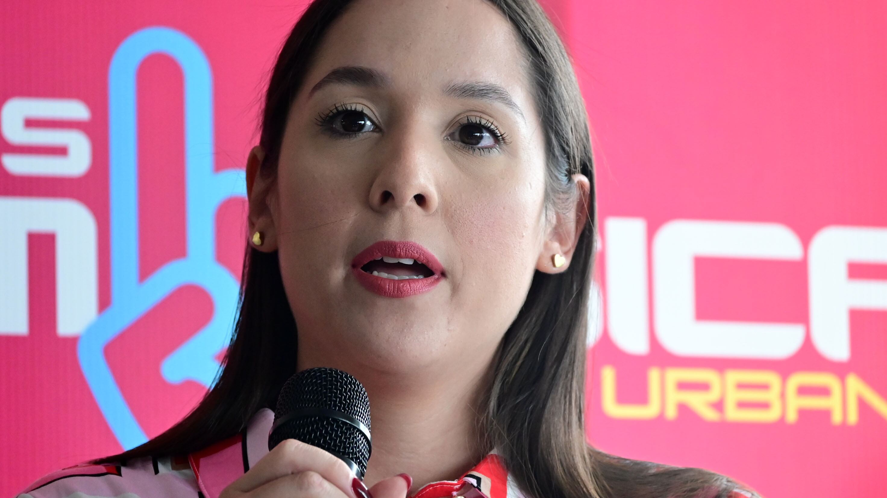 Willianette Robles, Direct. Ej. Compania de Turismo. Conferencia de Prensa de Premios Tu Música Urbana