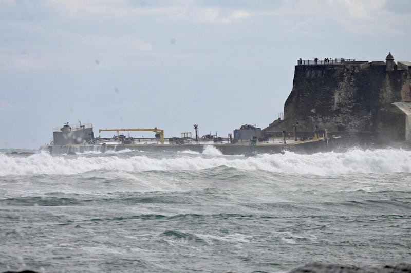 Una barcaza que transportaba combustible encalló en la zona frente al rompeolas del Castillo San Felipe del Morro.