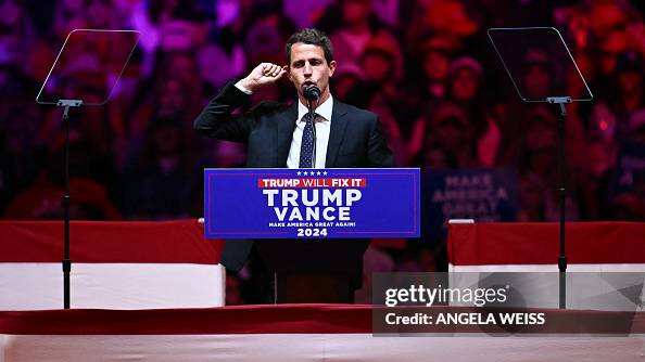 El comediante estadounidense Tony Hinchcliffe habla durante un mitin de campaña del expresidente estadounidense y candidato presidencial republicano Donald Trump en el Madison Square Garden de Nueva York el 27 de octubre de 2024. (Foto de ANGELA WEISS / AFP) (Foto de ANGELA WEISS/AFP vía Getty Images)