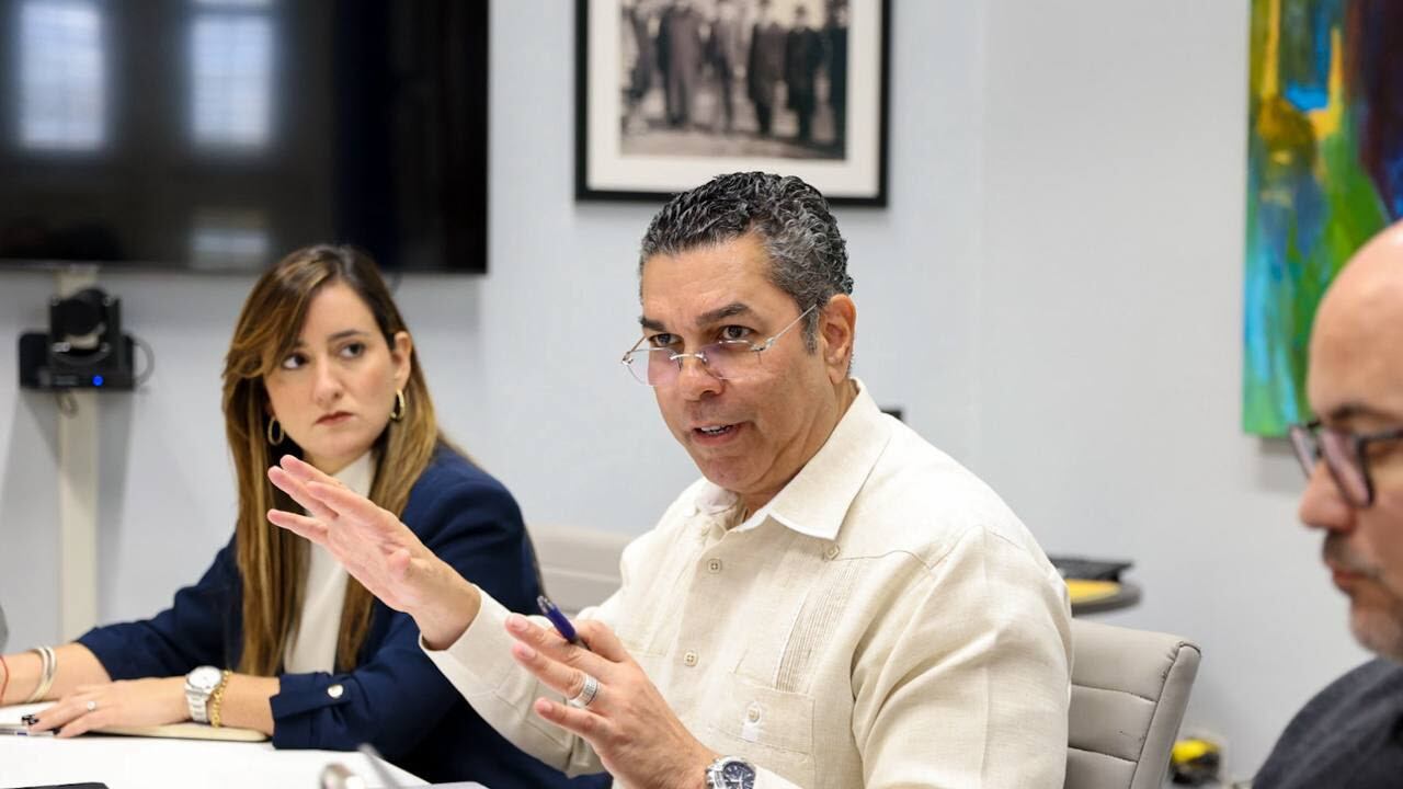 El zar de energía en reunión en La Fortaleza.