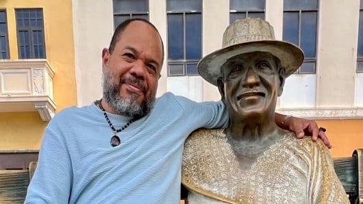 El actor Josean Ortiz junto la estatua de "Tite" Curet Alonso en el Viejo San Juan. Archivo.