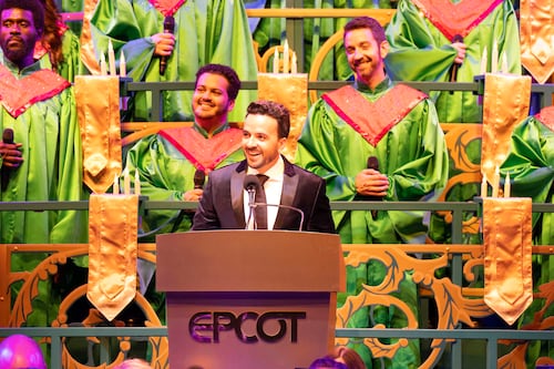 Luis Fonsi se presenta en el festival navideño de EPCOT