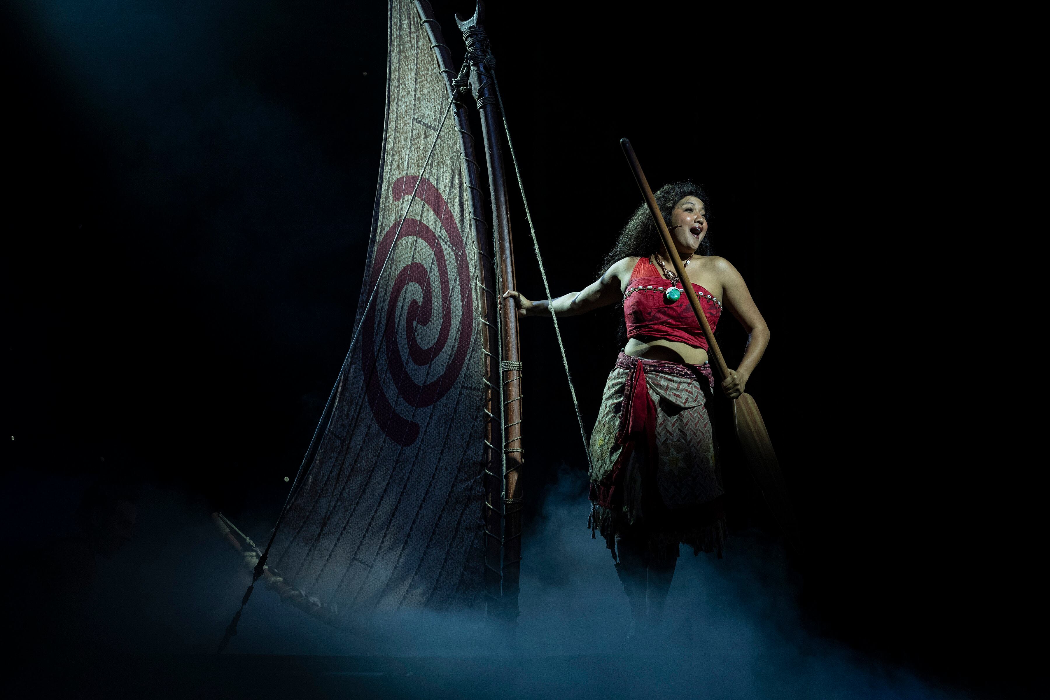 “Disney The Tale of Moana” da vida por primera vez a la historia de aventuras de Moana en el Walt Disney Theatre a bordo del nuevo barco de Disney Cruise Line, el Disney Treasure. Con una escenografía y una música llena de elementos de la cultura de las Islas del Pacífico que inspiran el clásico cuento de iniciación, esta innovadora producción sumergirá al público en una aventura transformadora por tierra y mar. Los visitantes vivirán la historia de Moana como nunca antes, con nuevas canciones, marionetas a gran escala y efectos especiales innovadores.
