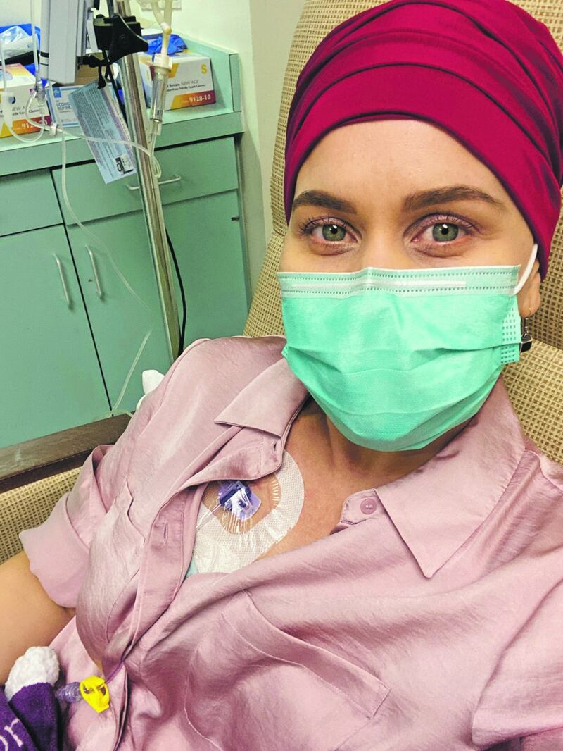 La periodista Karen Cintrón aparece con un turbante mientras recibe tratamiento contra el cáncer.