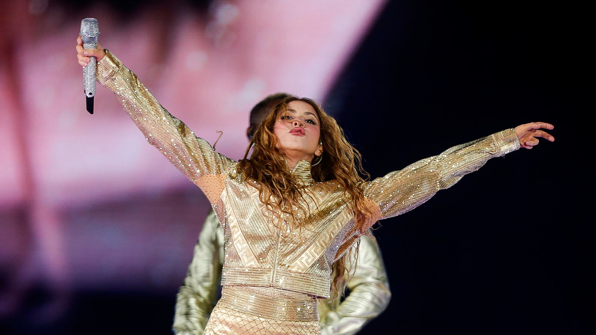 La cantante colombiana Shakira se presenta durante un concierto este domingo, en el Zócalo de Ciudad de México (México). EFE/ Isaac Esquivel