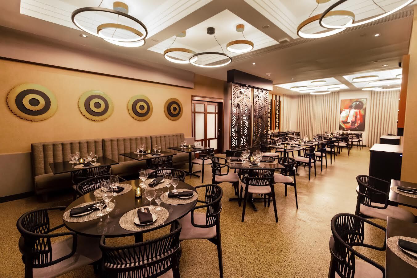 Como sugiere el nombre, La Cava cuenta con una selección curada de vinos de alta gama, clasificados por varietal y cuerpo, que permiten al comensal explorar desde espumosos y blancos ligeros hasta tintos robustos.