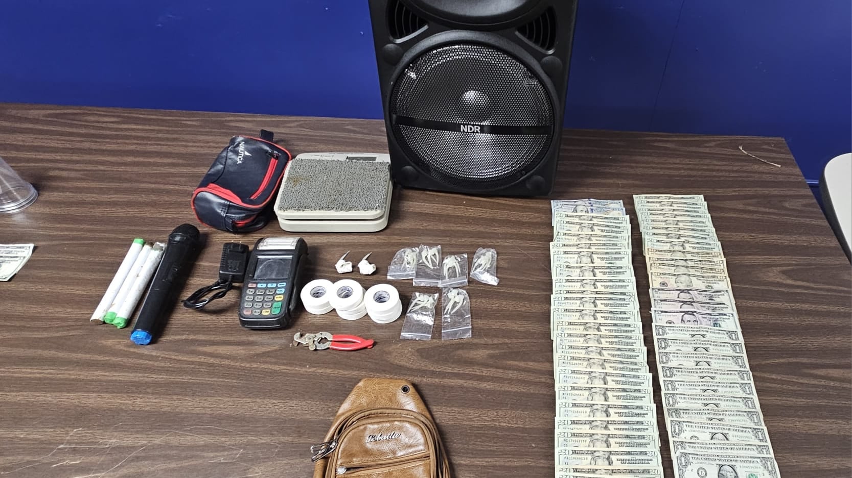 Evidencia hallada en arresto gallera clandestina en Hato Rey.