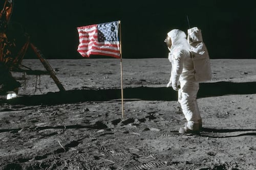 ¿Cuántas banderas de Estados Unidos hay en la Luna y qué ocurrió con ellas?