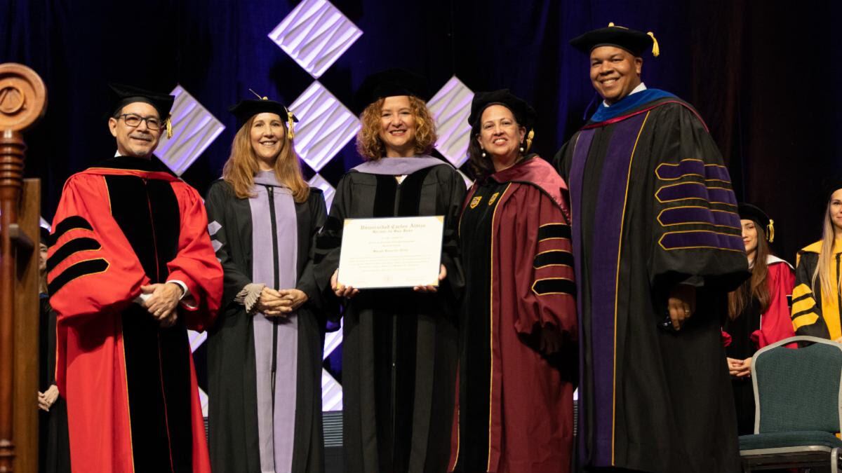 Universidad Albizu confiere doctorado a Sara Rosario