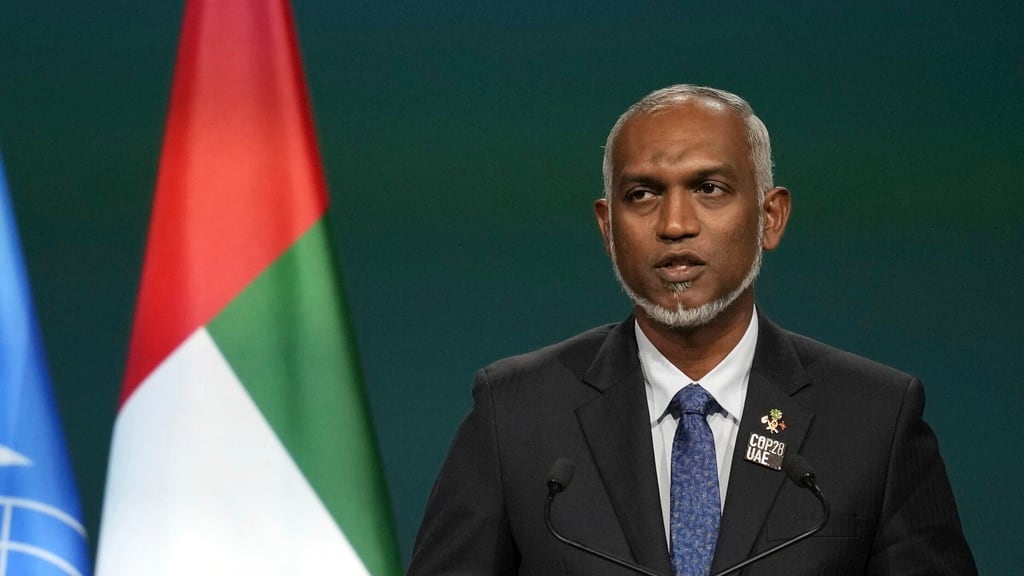 El presidente de Maldivas Mohamed Muizzu durante una sesión plenaria en la Cumbre Climática de la ONU COP28, el 1 de diciembre de 2023 en Dubái, Emiratos Árables Unidos. (AP Foto/Rafiq Maqbool, Archivo)